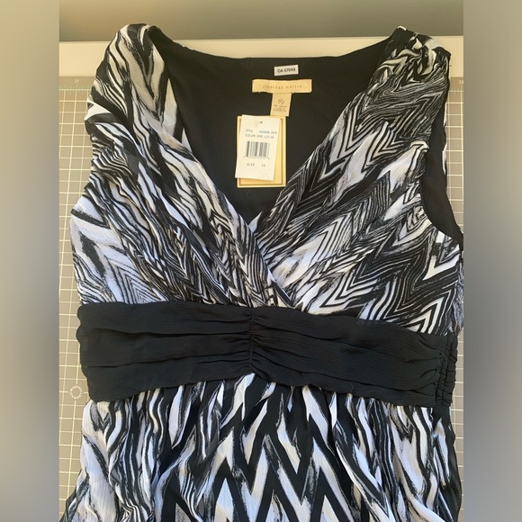 Wild chevron print dress in size 10. - Picture 3 of 5